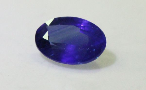 Sapphire Faceted Oval 4.75x6.7mm - 0.77 ct.
