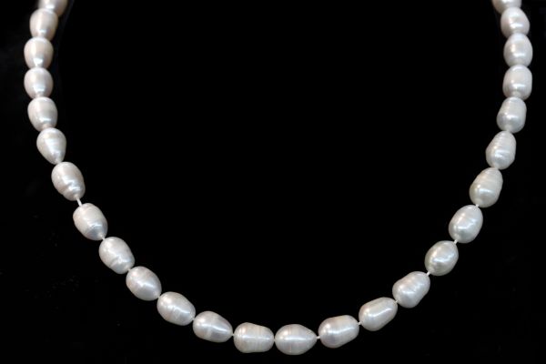 symmetrical oval pearls